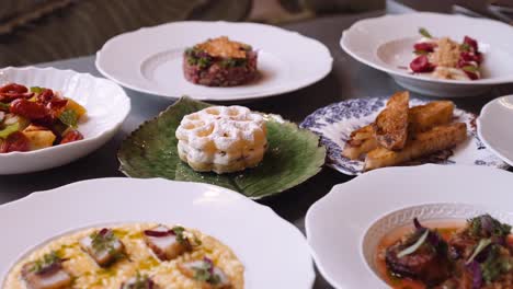 Poner-La-Mesa-En-Un-Restaurante-Italiano-Con-Varios-Platos-Para-La-Cena