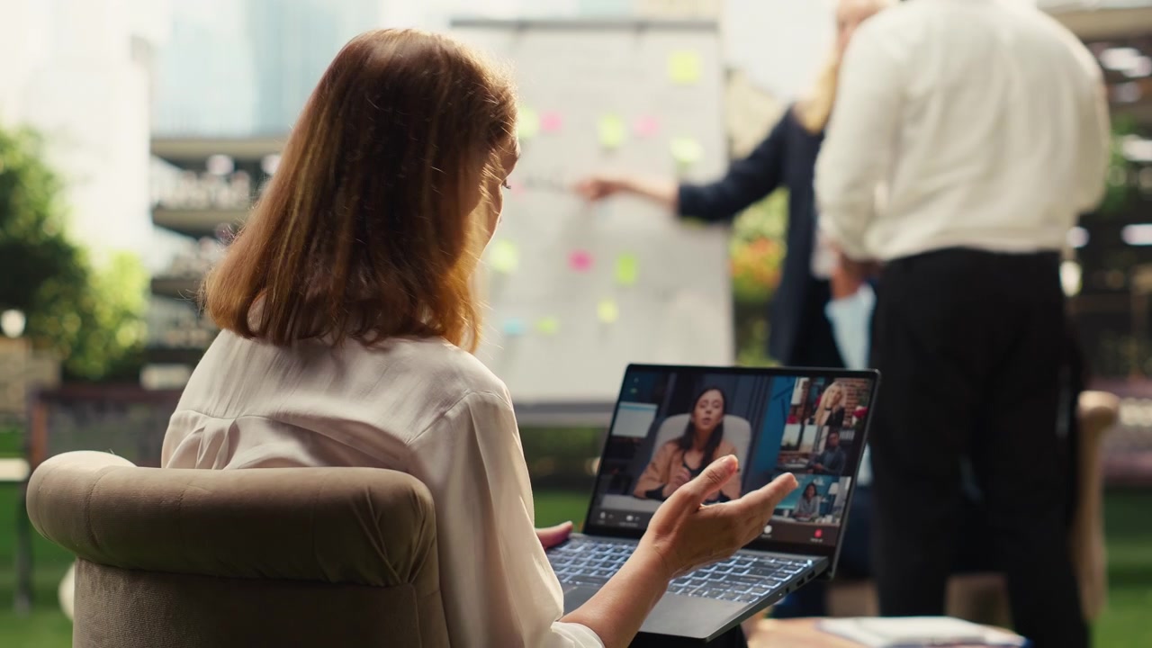 Mulher Participando de Videoconferência em Escritório Moderno