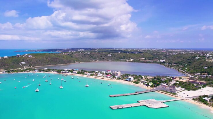 Vista aérea de águas tropicais cristalinas encontrando a costa arenosa em Anguilla