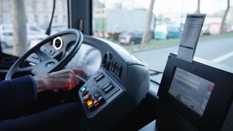 Vista-Desde-El-Interior-Del-Autobús-Eléctrico,-El-Conductor-Presiona-El-Botón-De-Carga-Eléctrica-Para-Iniciar-El-Pantógrafo-En-El-Techo-Para-Cargar