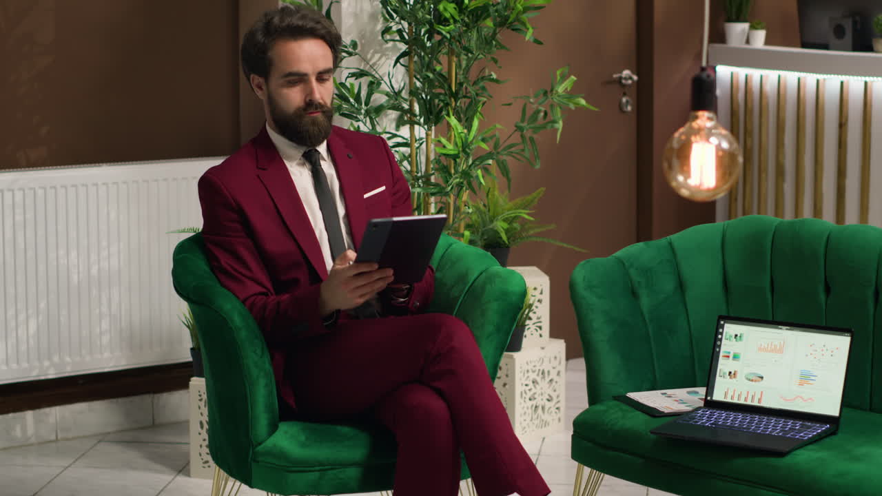 профессионал читает заметки инвесторов.