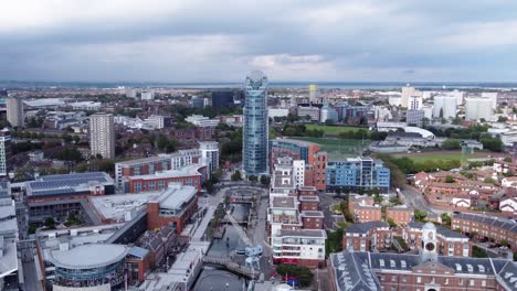 Paisaje-Urbano-De-La-Ciudad-Con-Edificios-Y-Estructuras-En-Portsmouth,-Inglaterra---Toma-Aérea-De-Drones