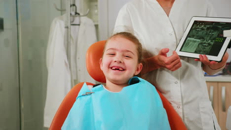 un primer plano de una paciente feliz mirando a la cámara riendo