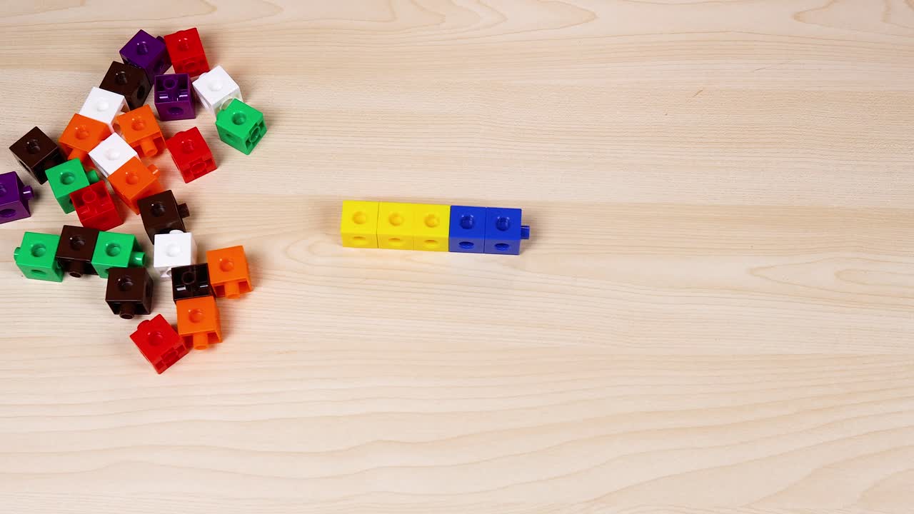 manos organizando cubos de colores en una mesa