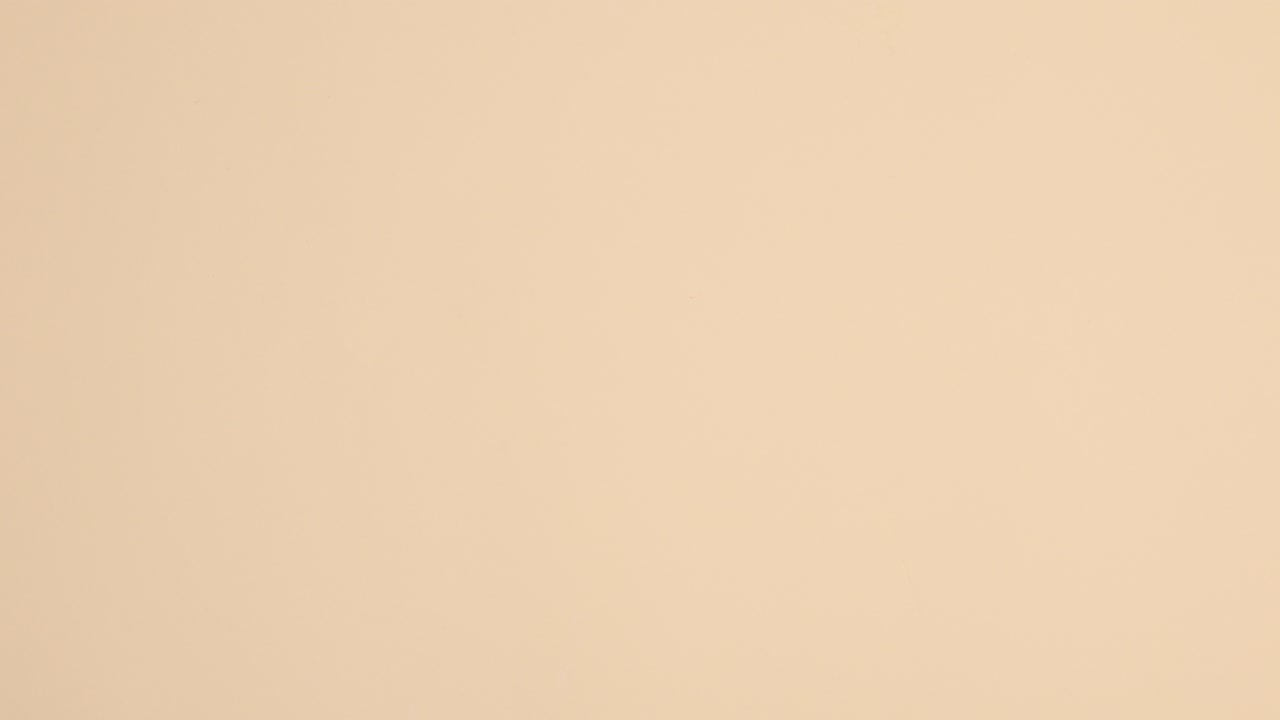 los productos cosméticos para el cuidado de la piel y el bienestar hacen un marco sobre un fondo beige.