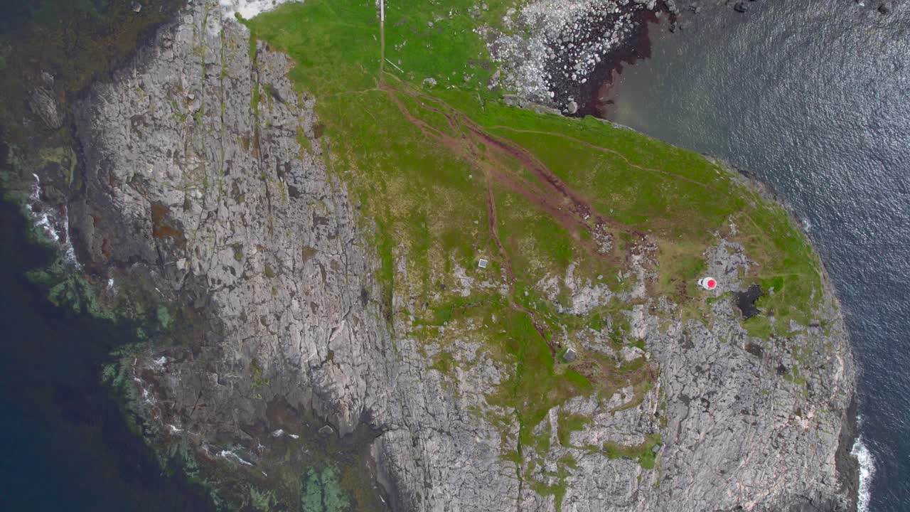 vista aérea de arriba hacia abajo del paisaje marino en la zona de descanso de bukkekjerka a lo largo de la ruta panorámica en andoya
