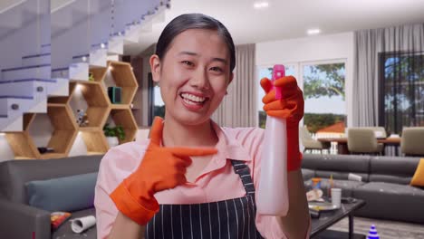 una mujer feliz limpiando una casa desordenada.