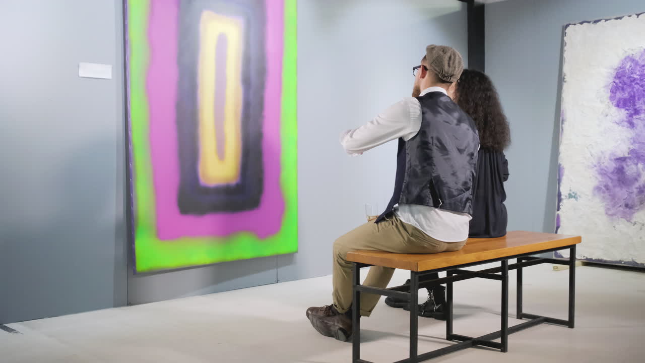 미술관 에서 추상 미술 을 감상 하는 부부