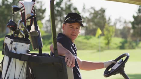 Video-Eines-Glücklichen-Kaukasischen-Mannes,-Der-Im-Wagen-Auf-Dem-Golfplatz-Sitzt