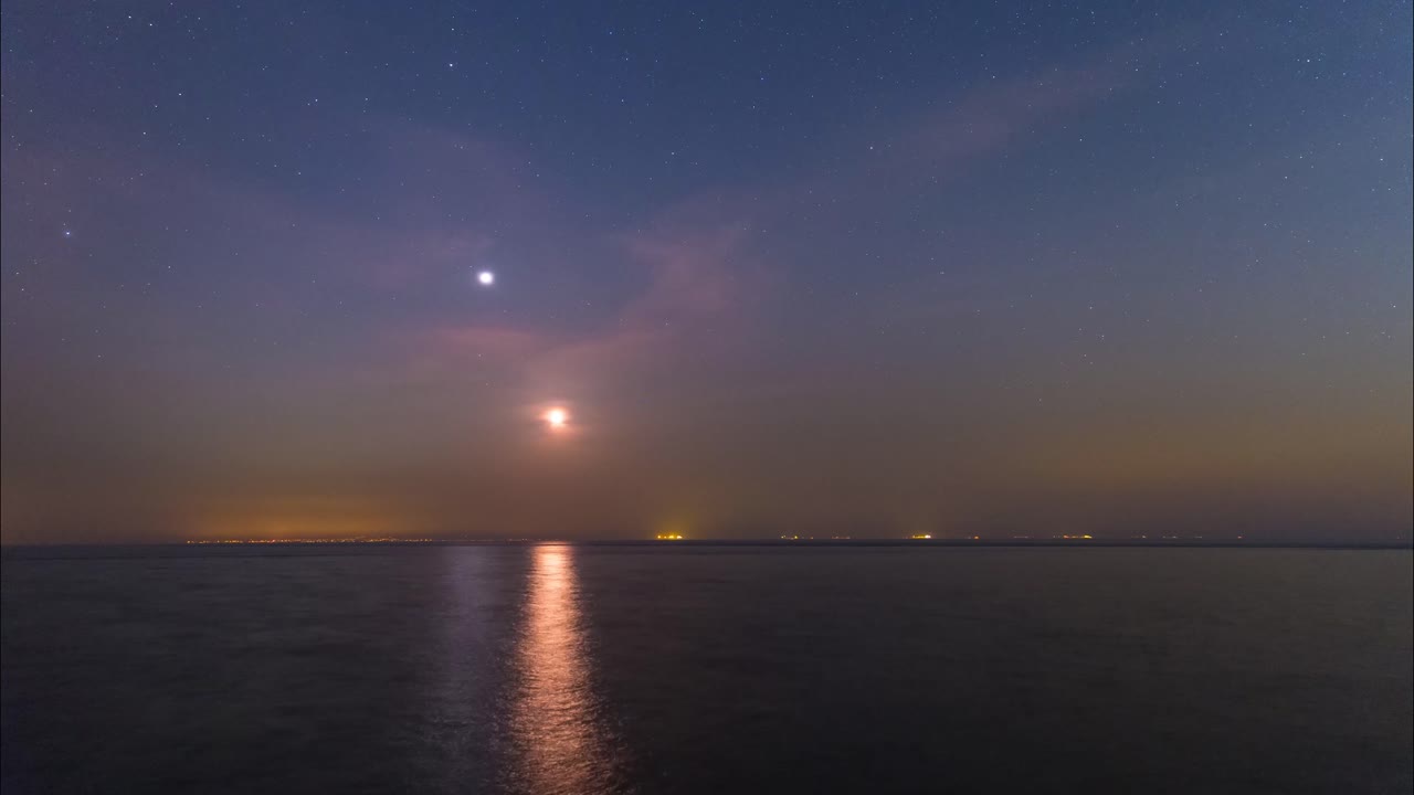 la luna y el planeta se están poniendo sobre la línea del cielo del horizonte y el mar en el golfo arábigo pérsico refleja la luz de la luna y el cielo nocturno estrellado con nubes llenas de estrellas que se mueven en el lapso de tiempo de la luz de la industria petrolera