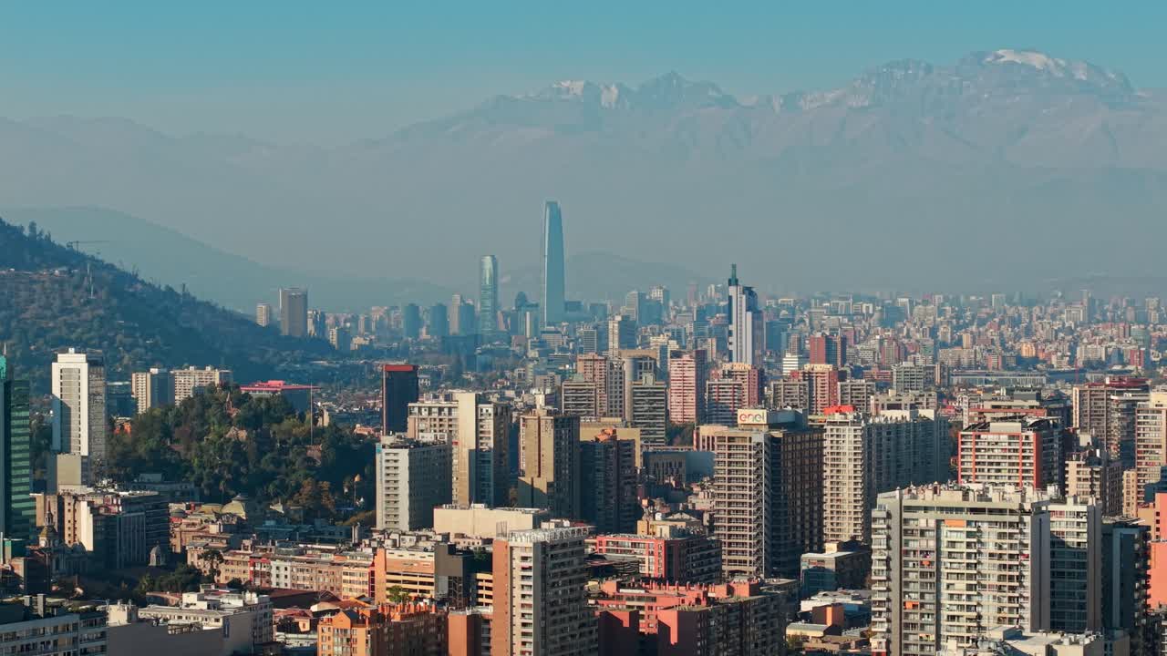 Vista panoramica aerea di Santiago, la capitale e la città più grande del Cile con il grattacielo Titanium La Portada e la Cordigliera delle Ande