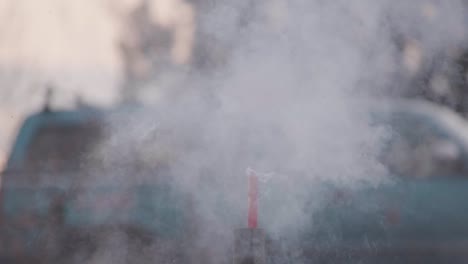 Ein-Feuerwerk-Zündet-Und-Schießt-Das-Projektil-Zum-Vergnügen-Aller-Zuschauer-In-Den-Himmel