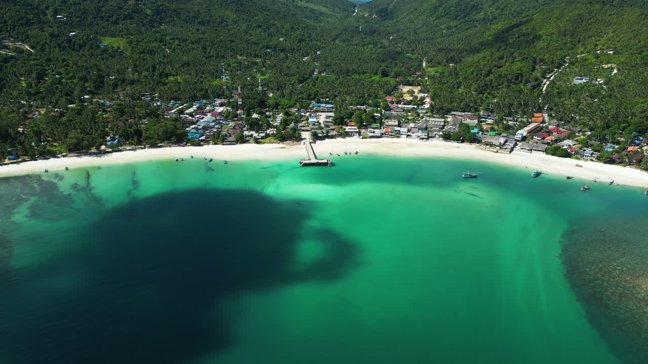 hermosa toma aérea que asciende sobre el complejo de playa de la bahía de chaloklum ubicado en el corazón de la isla de koh phangan, tailandia, sudeste asiático