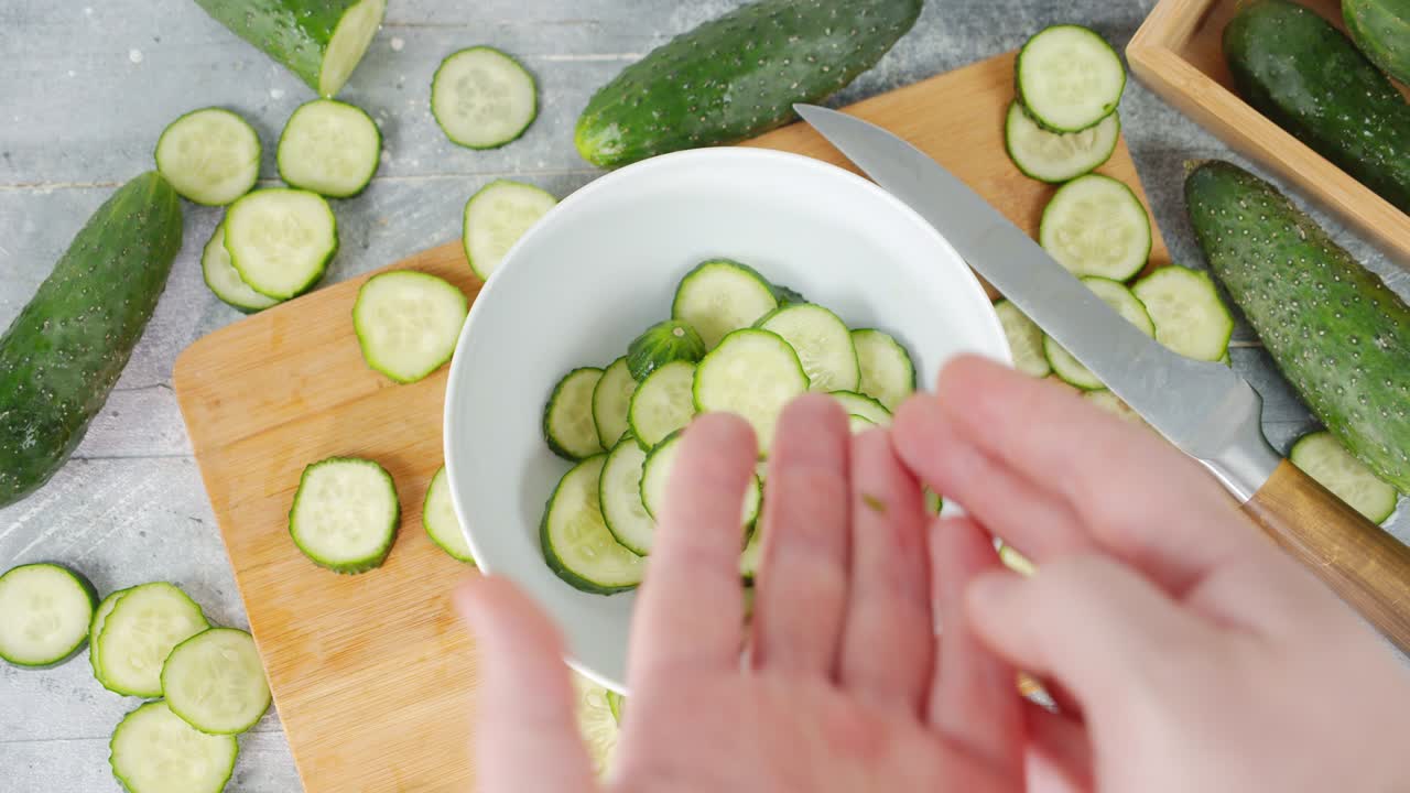 남자들은 손으로 개진 호박을 그에 넣습니다.