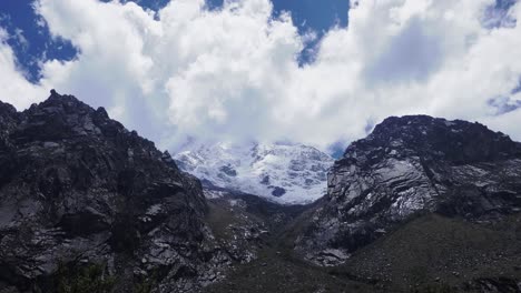 雪顶的胡阿斯卡兰山侧景,安卡什,秘鲁 - 嗯