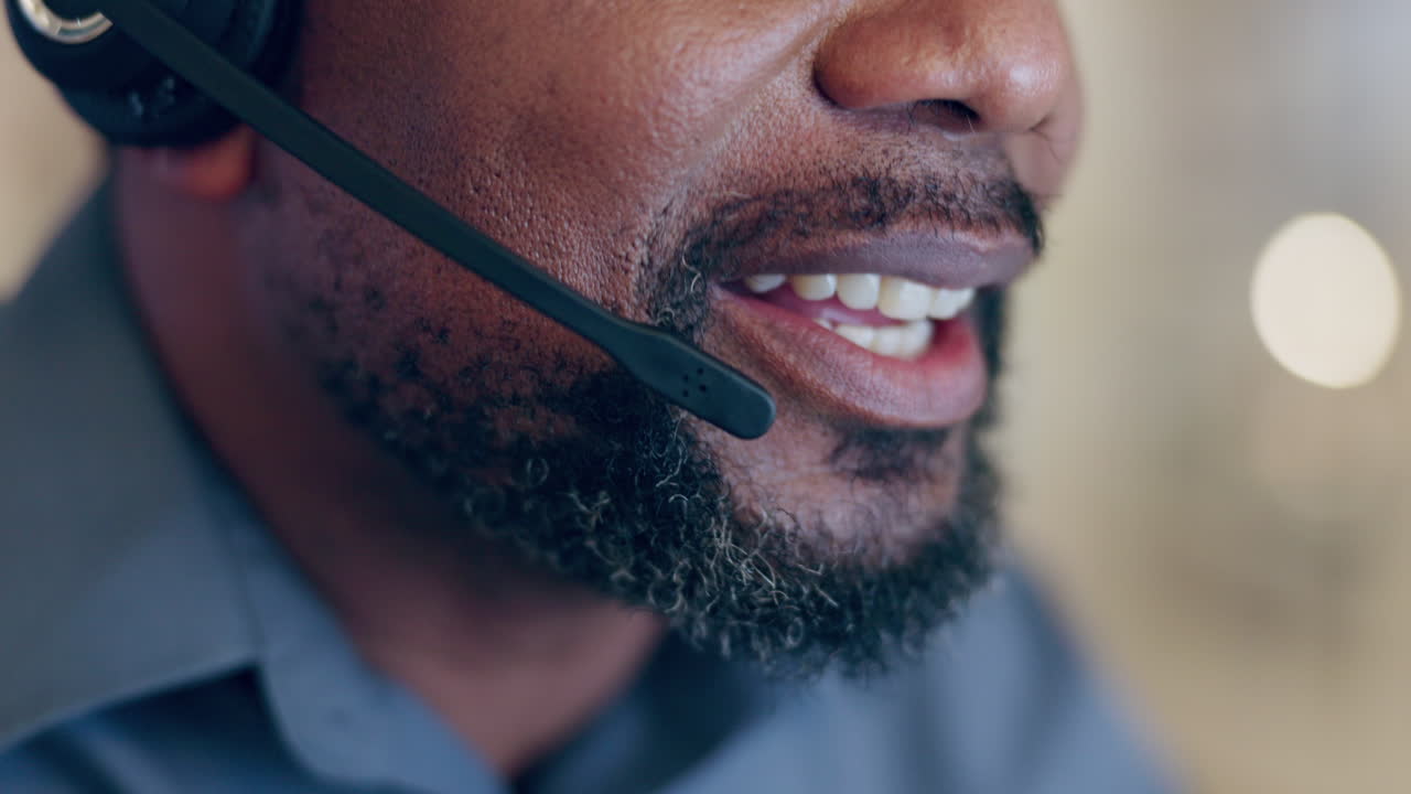 hombre, centro de llamadas y consultoría de cerca con la boca