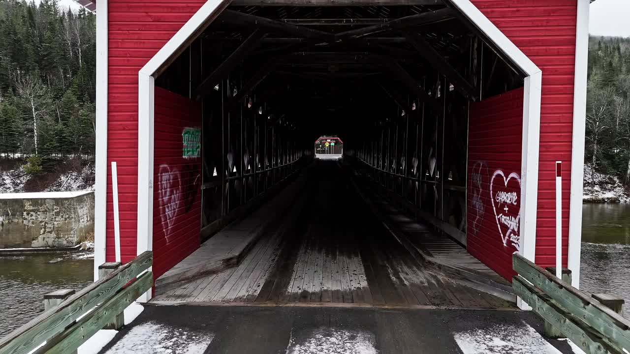 캐나다  ⁇  에 있는 강 을 가로지르는 눈 이 조금 있는  ⁇  은 다리 를 가로지르는 것