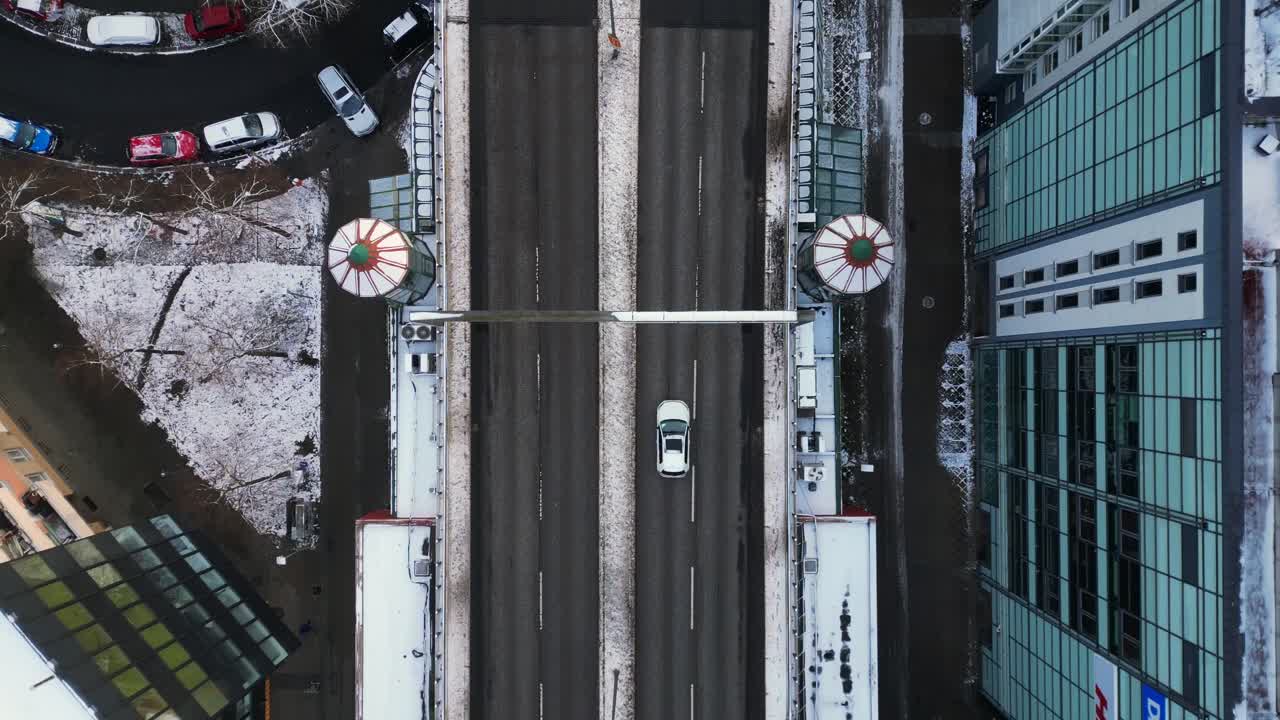 크리스마스 베를린 눈이 많은 구름이 많은 지붕에 겨울 눈