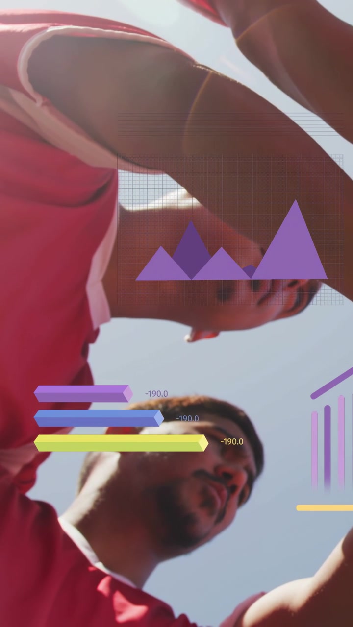 Vertikal video: To mænd læner sig over kamera, analyserer animerede sportsdata for ydeevne.