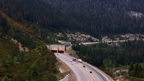 Vista-Aérea-Del-Tráfico-Que-Ingresa-Al-Cobertizo-De-Nieve-Great-Bear-De-La-Autopista-Trans-Canada