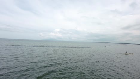 FPV-Drohnenaufnahme-Eines-Tropischen-Weißen-Sandstrandes-Mit-Palmen-In-Bohol,-Philippinen