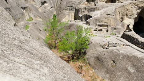 ciudad en las rocas uplistsikhe georgia. enfoque selectivo. naturaleza.