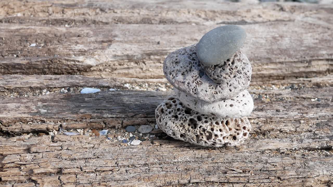 작은 질감의 해변 바위는 나무 해변 침목처럼 균형 잡힌 선을 그립니다.