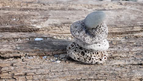 Kleine-Strukturierte-Strandfelsen-Balancierten-Zen-Wie-Auf-Hölzernen-Strandschwellen