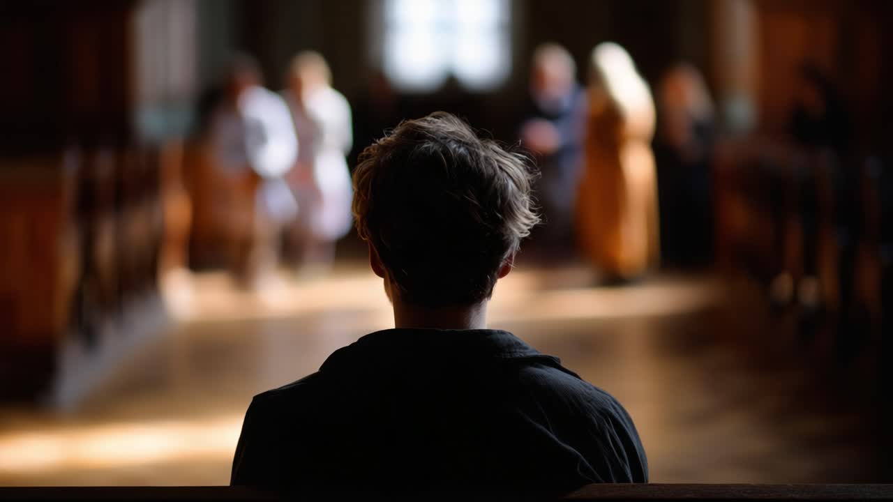 Solitudine contemplativa: una persona osserva un gruppo di individui impegnati in una discussione, catturando un momento di riflessione tra le interazioni sociali