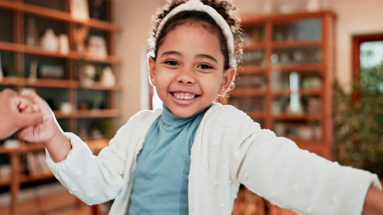 niño, feliz y retrato mientras bailaba en casa a