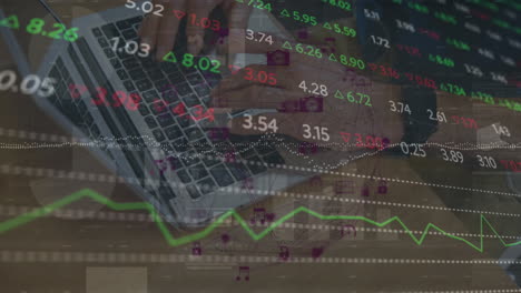 animación del procesamiento de datos financieros sobre un hombre caucásico usando una computadora portátil