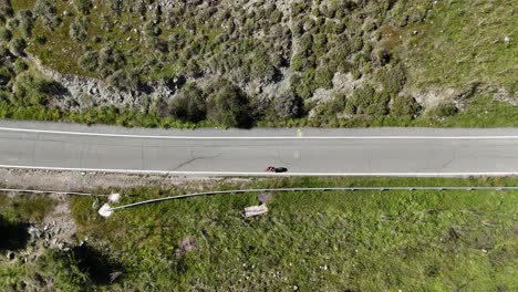 Un-Ciclista-En-Bicicleta-Por-Un-Sendero-De-Montaña-Rural