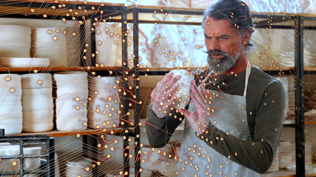 animación de un circuito integrado sobre un ceramista caucásico de edad avanzada feliz