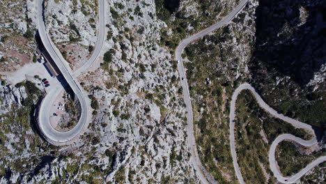 vista superior de la sinuosa carretera de nus de sa corbata en el paso de montaña de coll dels reis en mallorca, españa