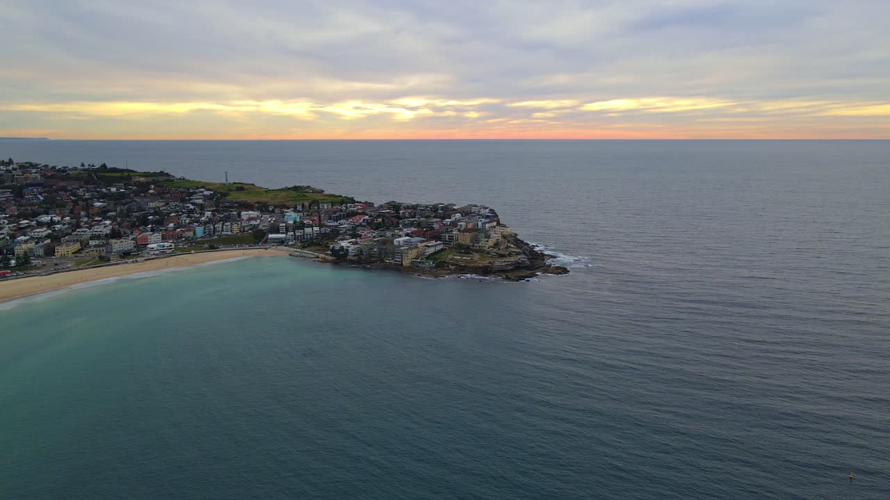 뉴 사우스 웨일즈의 일몰 때 본디 해변의 곶과 해변의 풍경