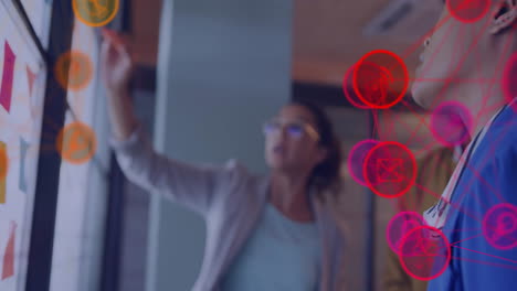 animación de la red de conexiones con iconos sobre diversos colegas tormenta de ideas en la oficina