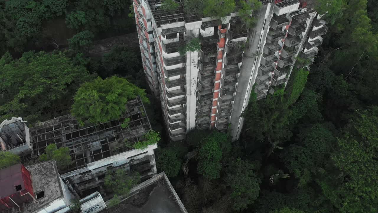 torres de tierras altas abandonadas en kuala lumpur durante un día nublado, aérea