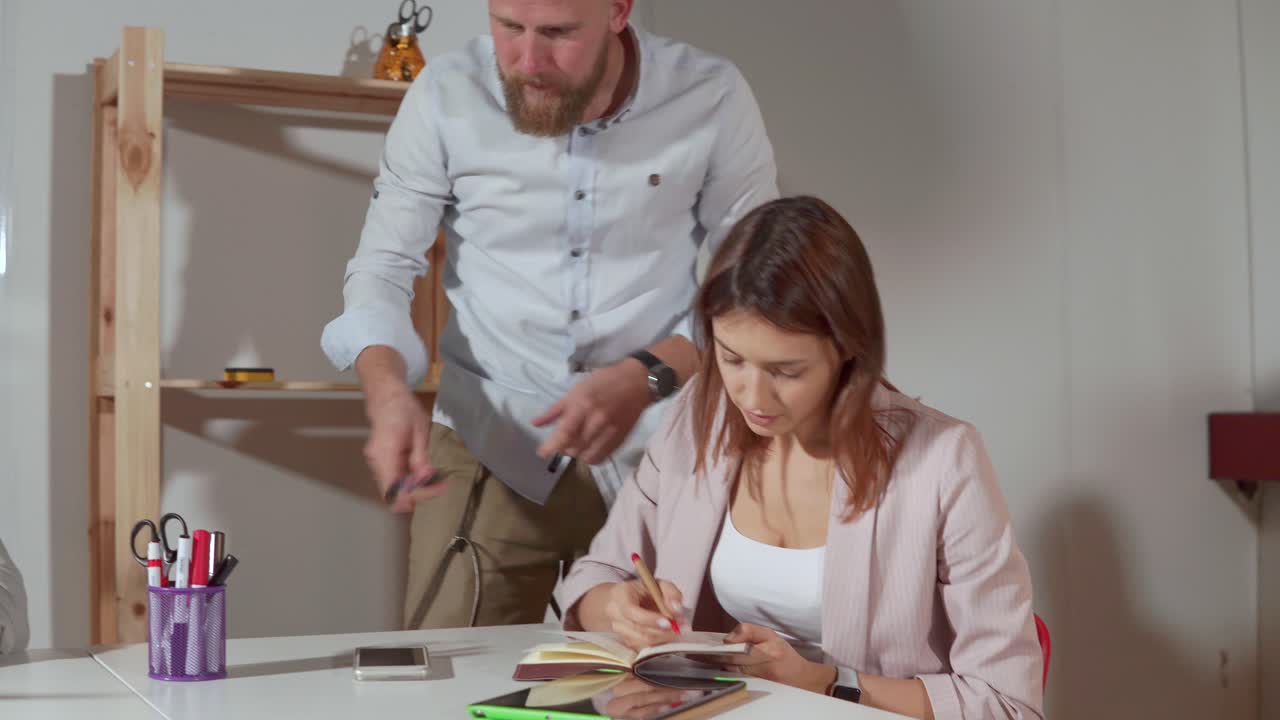 colaboración en equipo en la oficina