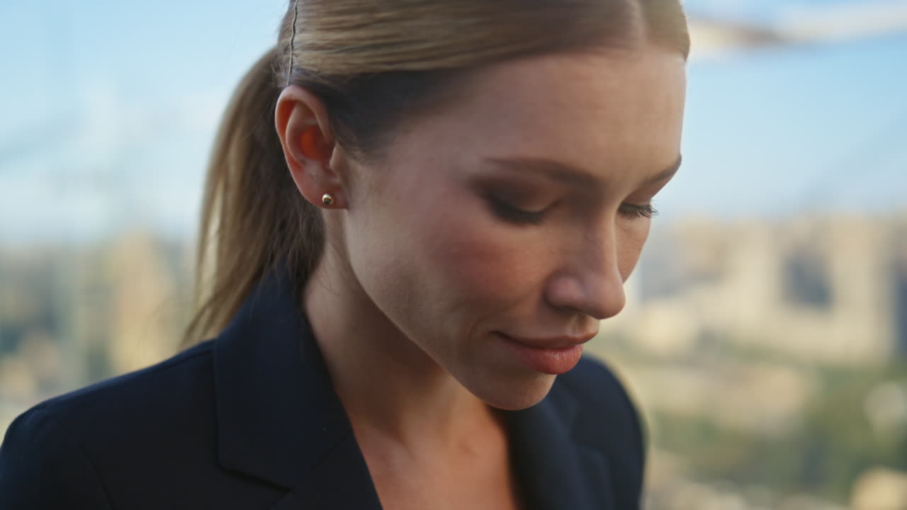 портрет мечтательной женщины, работающей на компьютере, выглядящей идеей. рабочие руки набирают клавиатуру