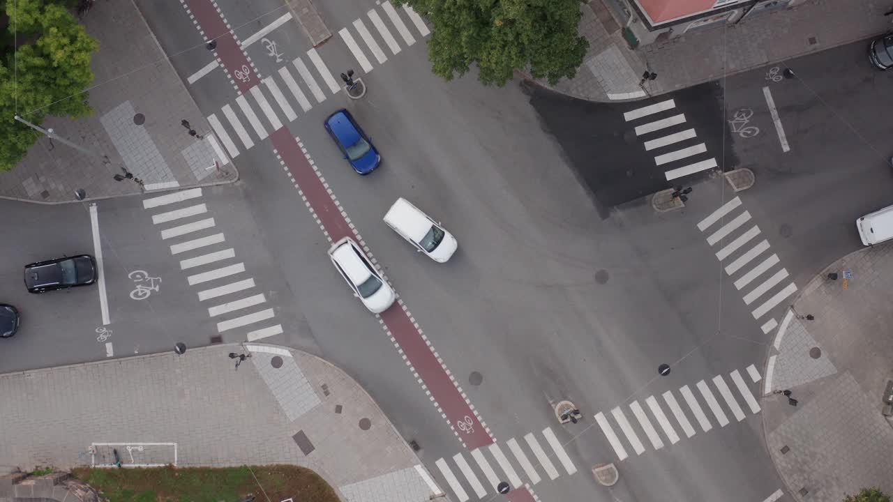 Top down view of scandinavian roads, crosswalks and cars driving on Uggleviksv&auml;gen and Karlav&auml;gen on &Ouml;stermalm in Stockholm, Sweden