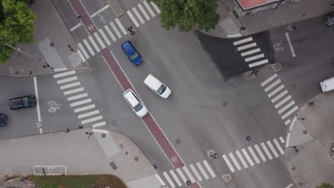 Top-down-view-of-scandinavian-roads,-crosswalks-and-cars-driving-on-Uggleviksvägen-and-Karlavägen-on-Östermalm-in-Stockholm,-Sweden