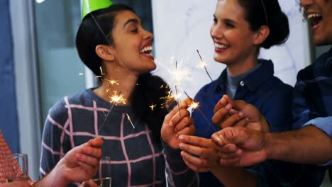 felices ejecutivos celebrando el cumpleaños de sus colegas.
