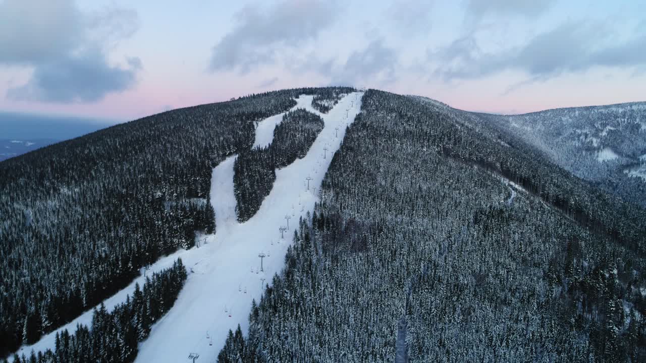 teleféricos que suben y bajan a los turistas por el pico de la montaña de serak, república checa - antena