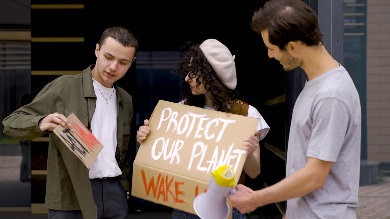 joven saludando a amigos