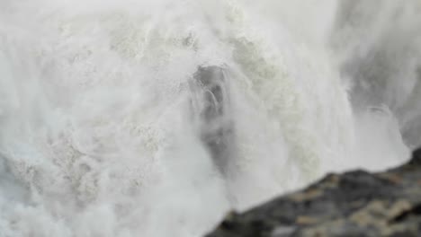 Wasser-Fließt-über-Felsen-Im-Wasserfall