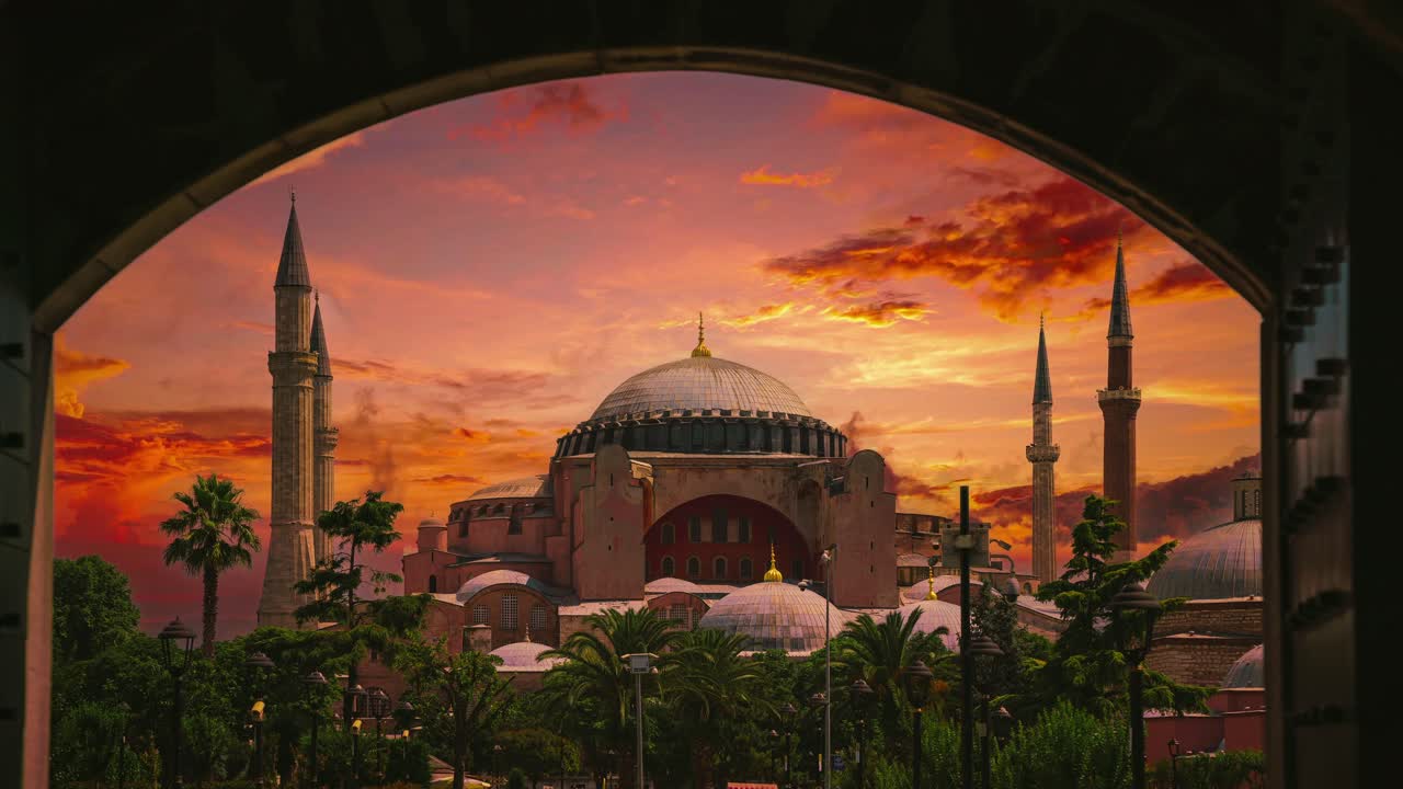 cinemagraph de 4k uhd: bucle de lapso de tiempo de video continuo del sitio del patrimonio de la unesco hagia sophia, famoso por su arquitectura de la época romana, ahora convertido nuevamente en una mezquita durante una puesta de sol dorada