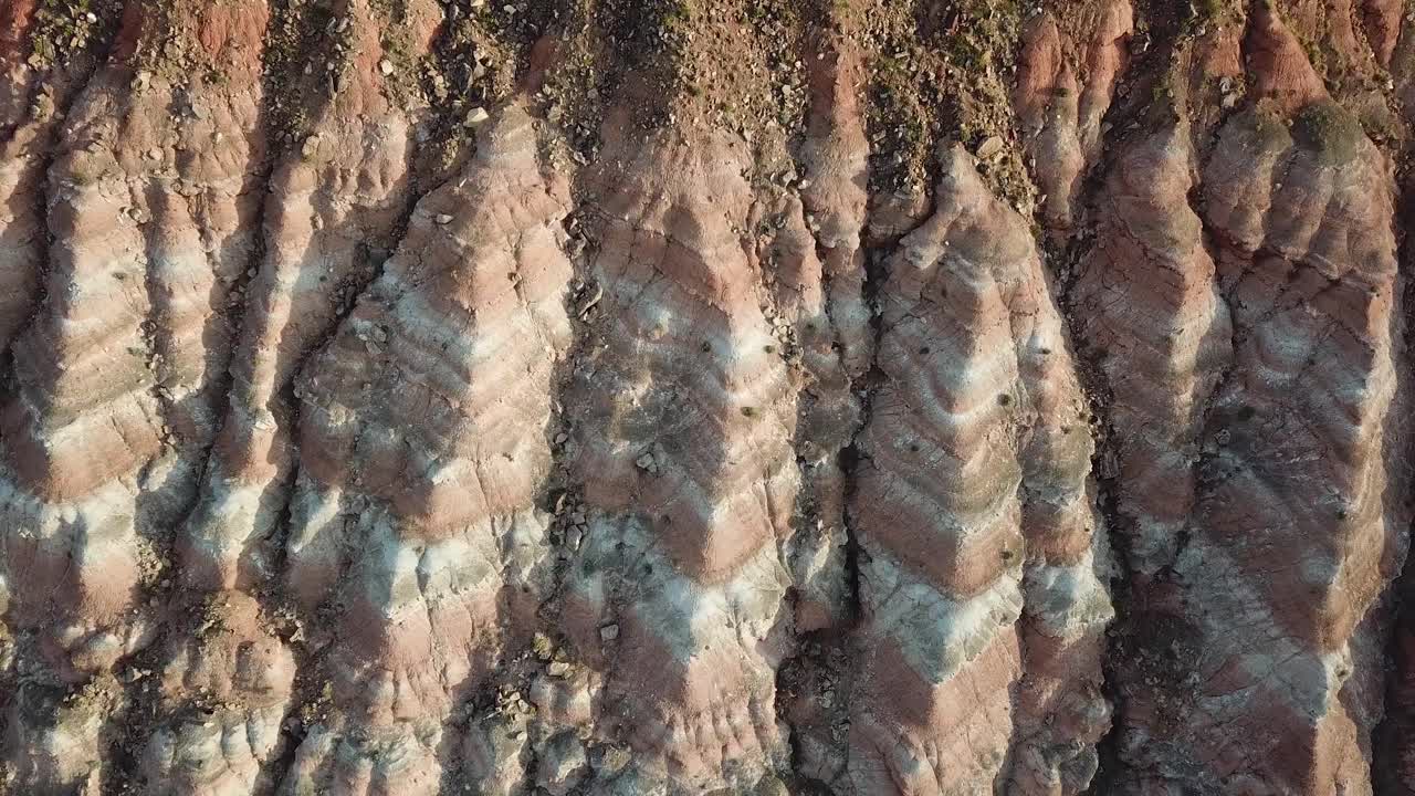 vista aérea abstracta de capas típicas de arenisca en formación rocosa en el desierto de utah, ee.uu.