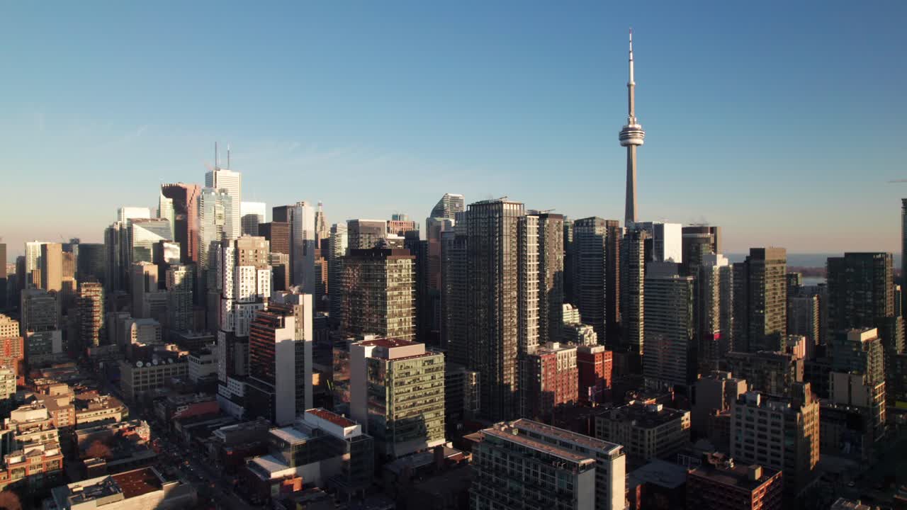 Ripresa con drone del centro di Toronto con la CN Tower, 4K