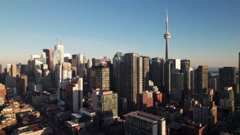 tomada de avión no tripulado del centro de toronto con la torre cn, 4k