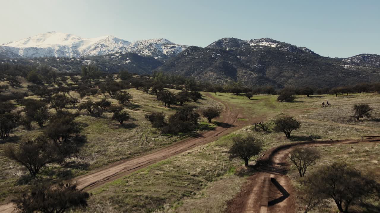 Ripresa in movimento di un mountain biker in un bike park, aerea UHD 4K